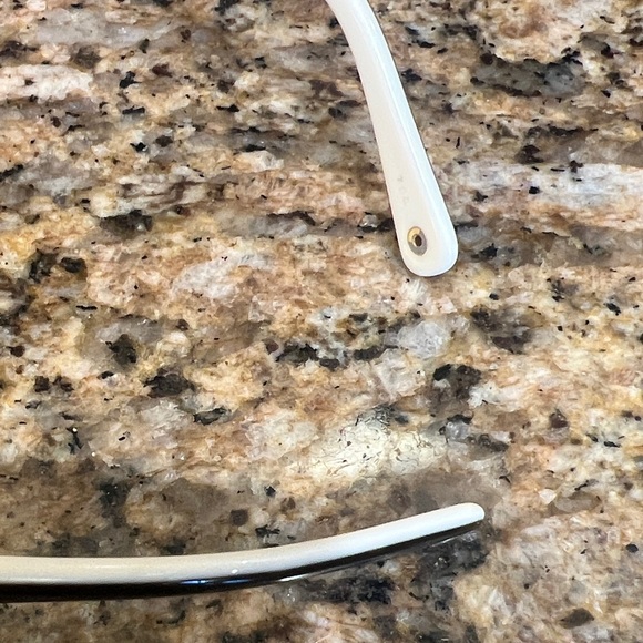 Coach Stylish Brown Sunglasses with Case - Picture 6 of 8